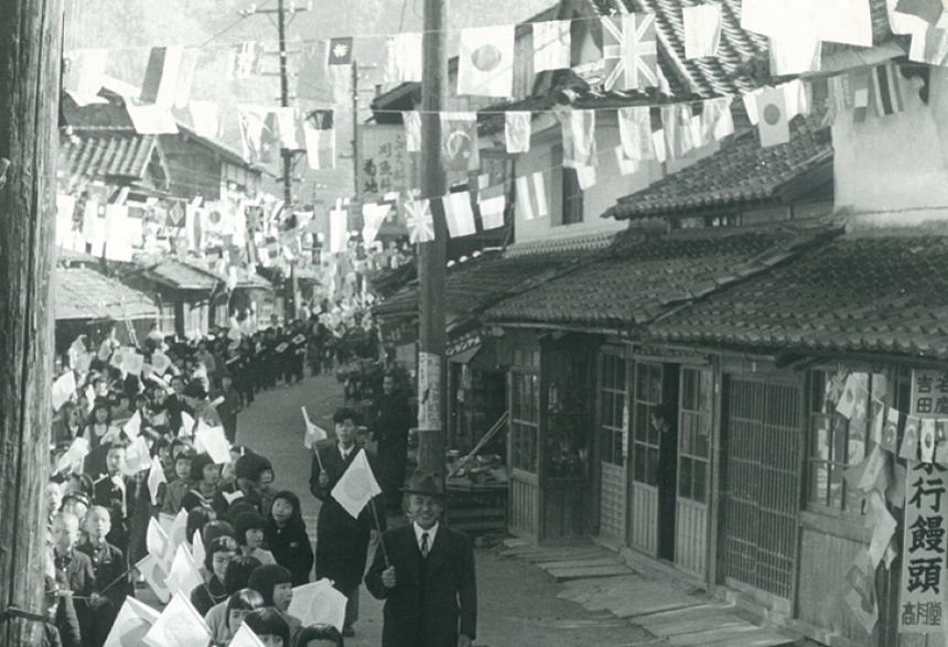 下関市編入を祝う祝賀行列の様子。仮装行列やスタイルショーなどの催しも行われた